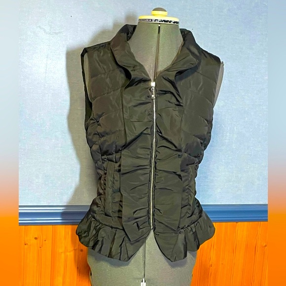 WHBM ruffled puffer vest - Picture 1 of 6